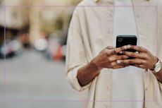 hand holding a phone texting